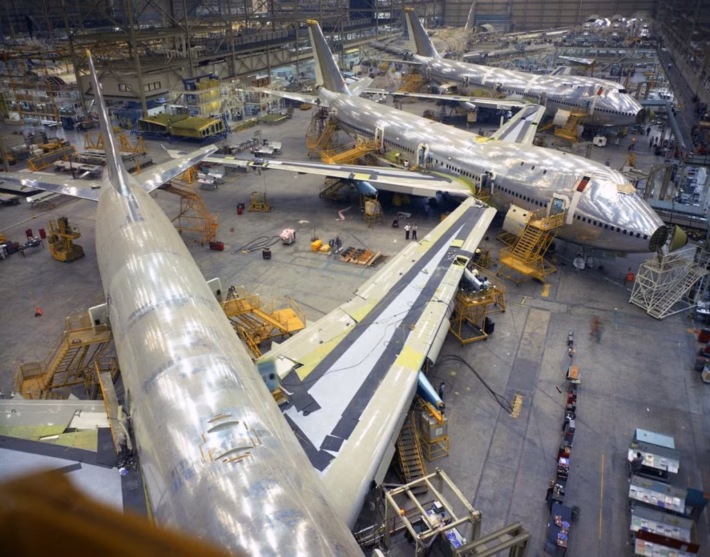 Nhà máy Boeing Everett có 26 cần cẩu di động trên ray được bố trí lắp đặt trên các cột có thể chạy tới trên 50 km xung quanh khu vực sản xuất. Những cầu trục này được sử dụng để cẩu và lắp ráp các thiết bị máy bay trong quá trình sản xuất.