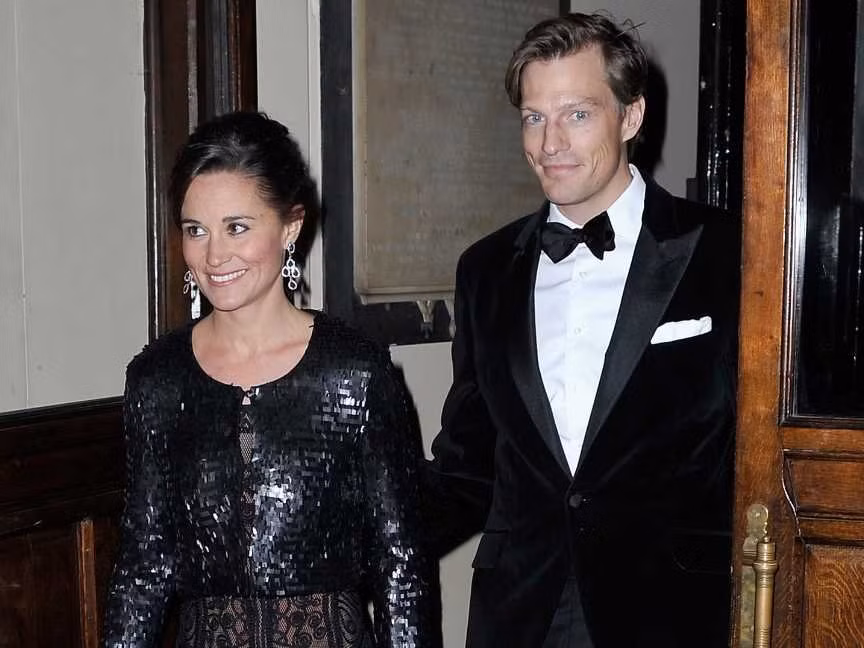 Cặp đôi quyền lực khác ở phố Wall là Socialite Pippa Middleton và Nico Jackson. Socialite Pippa Middleton là em gái của Công nương xứ Cambirdge, Kate Middleton. Còn Nico Jackson hiện là nhà môi giới chứng khoán thuộc ngân hàng Deutsche Bank có trụ sở tại London. Cặp đôi này đang hẹn hò với nhau.