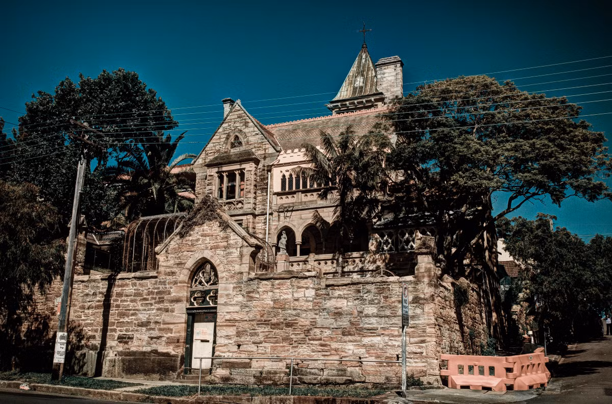 Lâu đài ma ám mang phong cách Gothic Victoria tại Annandala, Sydney, Australia. Tòa biệt thự này bị đồn rằng bị ám bởi hồn ma của một người phụ nữ váy trắng. Nhiều người tò mò cả gan đến thăm tòa biệt thự này đều khiếp đảm kể lại rằng họ thấy các cửa chính lẫn cửa sổ tự động đóng, mở, những hồn ma lập lờ trong bóng tối và người phụ nữ mặc váy trắng lang thang trên các hành lang.