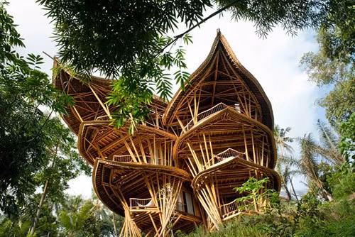 Bên cạnh nhà hàng tre Việt Nam, tạp chí Archdaily cũng giới thiệu là biệt thự bằng tre 3 tầng với kiến trúc sáng tạo độc đáo nằm giữa rừng xanh trên hòn đảo xinh đẹp Bali, Indonesia.