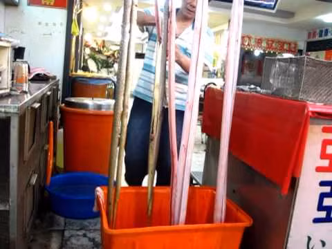 Rắn có thể được dùng để chế biến thành nhiều món ăn đa dạng như nấu súp, hoặc bằng nhiều cách chế biến ngon, lạ và độc đáo khác. Trong hình là cảnh lột da rắn sống được treo tại một nhà hàng kinh doanh các món ăn từ rắn.