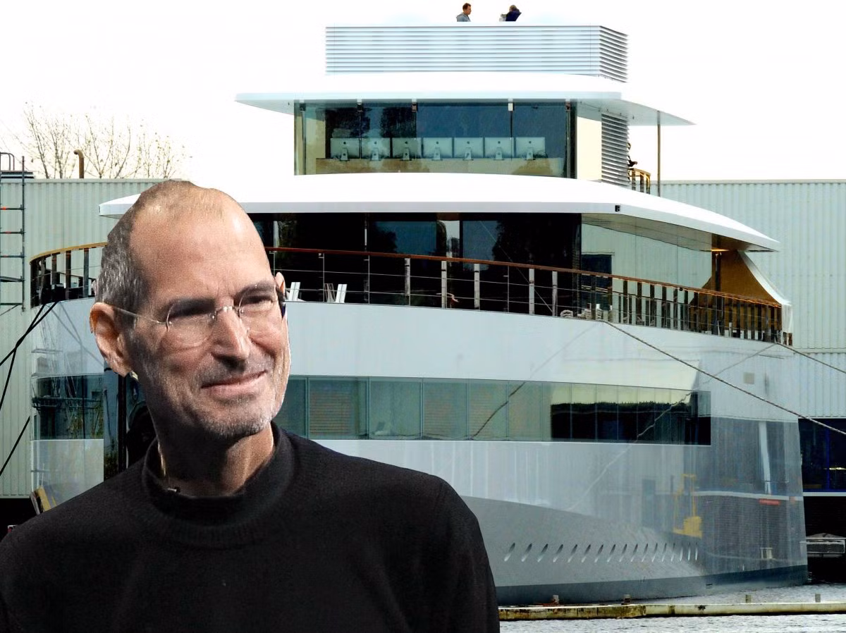 6. Trong những năm tháng cuối đời, huyền thoại Steve Jobs đã đặt hàng nhà thiết kế nổi tiếng Philippe Starck thiết kế cho ông một siêu du thuyền mang tên Venus dài hơn 78m. Phần lớn các chi tiết trên du thuyền được làm bằng thủy tinh với kiểu dáng tuyệt đẹp, gợi nhớ đến những thiết kế của Apple. Đặc biệt, buồng lái của du thuyền còn được gắn một chiếc iMac 27-inch như một bảng điều khiển. Tuy nhiên, Jobs đã không có cơ hội lái du thuyền mơ ước của mình vì ông đã qua đời trước khi nó được hoàn tất.