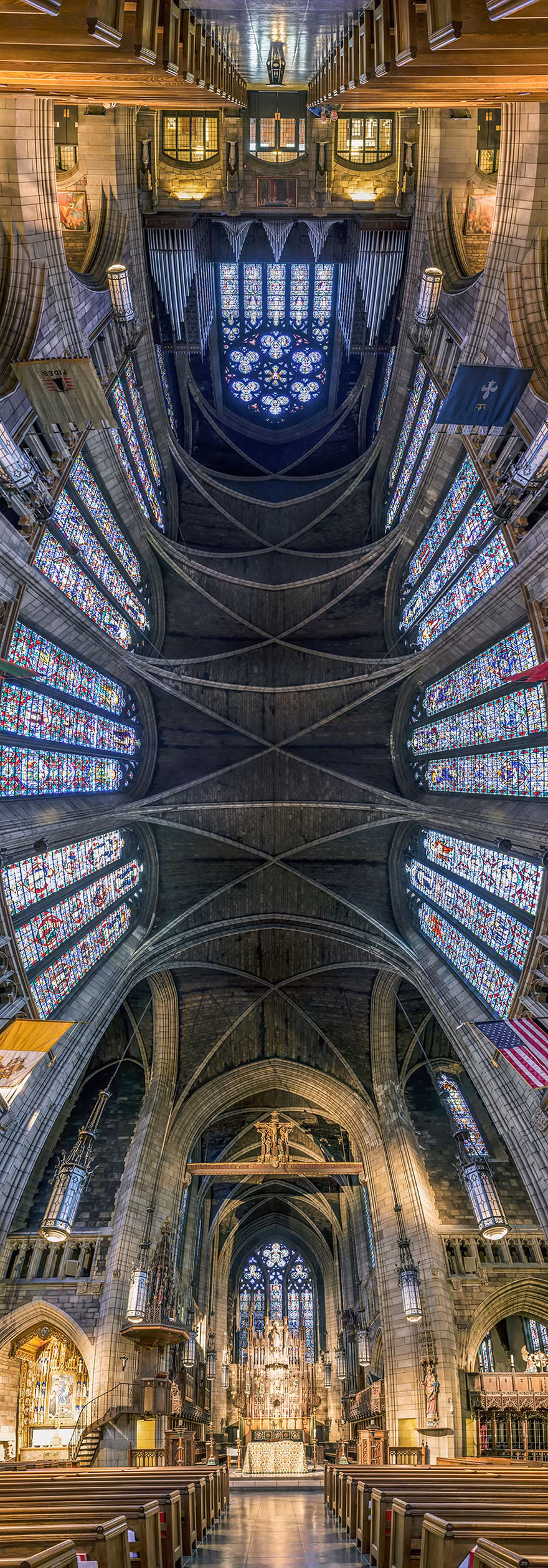 Nhà thờ Thánh Vincent Ferrer, với lối kiến trúc Tân Gothic. Đây được coi là một trong những công trình kiến trúc đẹp nhất thành phố New York. Nhiếp ảnh gia Silver đã sử dụng kỹ thuật chụp ảnh góc rộng panorama để truyền tải và lột tả hết lối kiến trúc lộng lẫy của các nhà thờ nổi tiếng trên thế giới. Mỗi bức ảnh, Richard phải chụp khoảng từ 6 đến 10 bức ảnh sau đó dùng photoshop ghép vào để trông như một bức panaroma theo chiều dọc.