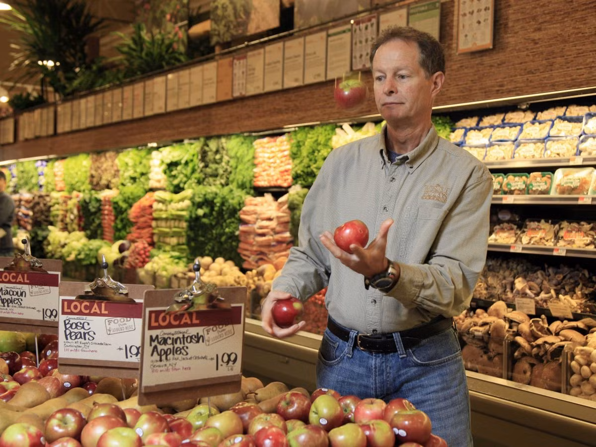 John Mackey, người sáng lập và đồng Giám đốc điều hành của chuỗi siêu thị Whole Foods Market, cũng thường uống sinh tố vào buổi sáng. Ly sinh tố hỗn hợp của doanh nhân Mackey gồm hạnh nhân, yến mạch, bột gạo, hoặc sữa đậu nành, trái cây tươi, rau chân vịt, cải xoăn.