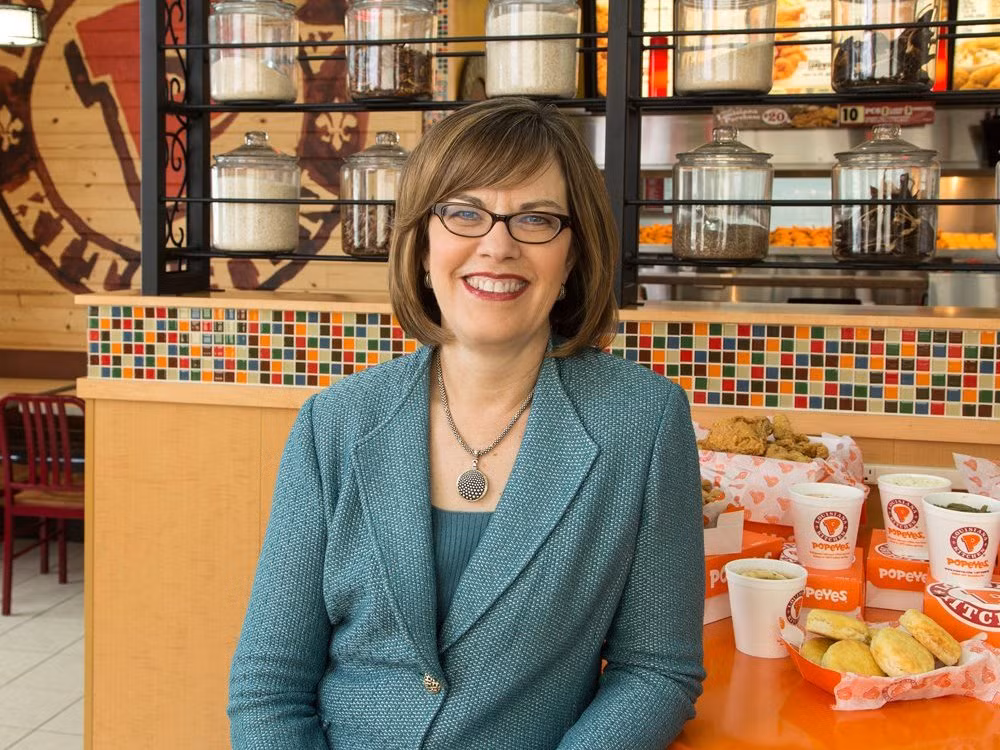 Cheryl Bachelder - vị CEO của chuỗi cửa hàng đồ ăn nhanh Popeyes Louisiana Kitchen luôn ăn một bữa ăn sáng đơn giản với trứng hoặc bột yến mạch. Khi đi du lịch, thực đơn ăn sáng của cô có chút thay đổi như ăn thêm thịt xông khói, bánh mì nướng và lúa mạch đen.