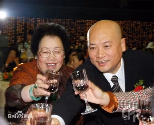Trong gia đình, Trì Trọng Thụy lại được coi như "nội tướng". Ông đứng sau sự thành công của vợ, tình nguyện rời xa màn ảnh nhỏ khi nghiệp diễn đang trên đỉnh cao. Năm 1999, ông và vợ xây nguyên một viện bảo tàng tư nhân. Bảo tàng này được đánh giá là quy mô lớn nhất thế giới về gỗ quý hiếm tử đàn. Trong bảo tàng trưng bày nhiều tác phẩm được chế tác từ gỗ tử đàn, trong đó đáng chú ý là hơn 300 đồ gia dụng từ thời Minh Thanh, 2000 sản phẩm được chế tác tinh xảo nhất từ gỗ tử đàn do công xưởng của Trần Lệ Hoa làm ra cách đây hơn 20 năm.