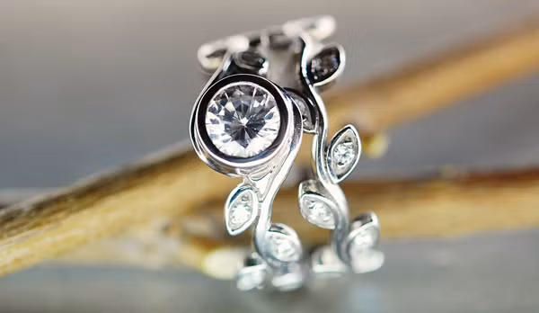 Một chiếc nhẫn mắt đồng hồ sang trọng.