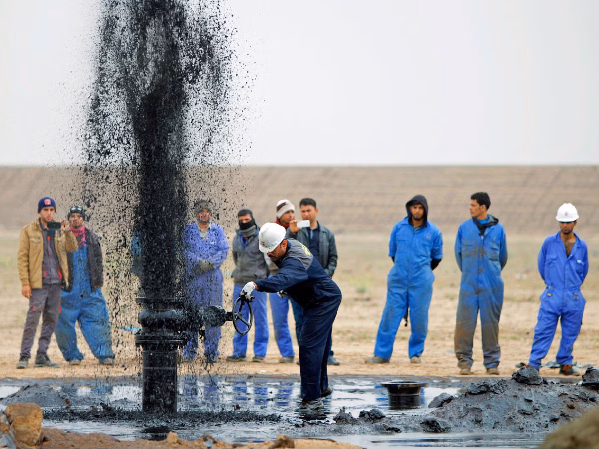 5. Iraq, trữ lượng dầu thô là 140,3 tỷ thùng: Nền kinh tế của Iraq cũng phụ thuộc chủ yếu vào dầu mỏ. Do đó, khi giá dầu giảm vào cuối năm 2014, nguồn thu chính phủ giảm 30%. Tính đến năm 2015, Iraq trở thành một trong những nhà sản xuất lớn nhất trong OPEC.