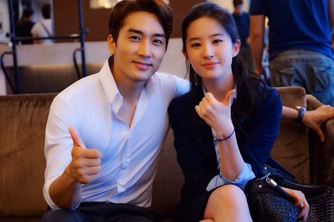 Song Seung Hun hơn Lưu Diệc Phi 11 tuổi và cặp đôi này đã khiến nhiều người bất ngờ khi công khai quan hệ yêu đương hôm 5/8. Trước nghi vấn yêu nhau, Song Seung Hun thừa nhận anh và người đẹp Trung Quốc "mới bắt đầu hẹn hò, đang trong giai đoạn tìm hiểu".