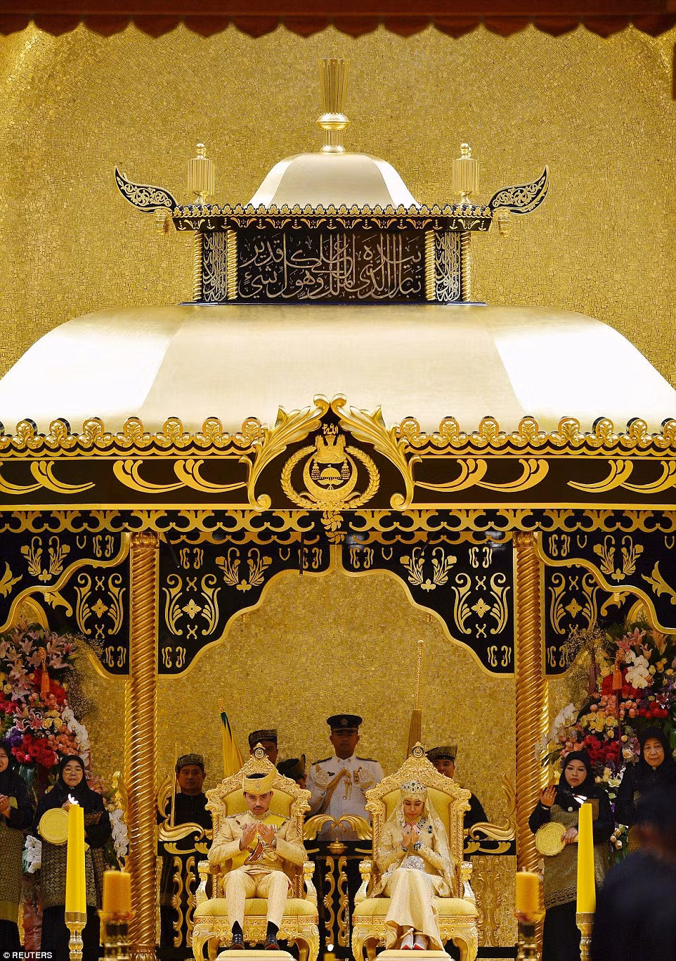 Tham dự đám cưới xa hoa của Hoàng tử Brunei có sự góp mặt của rất đông bạn bè, người thân, những người thuộc tầng lớp quý tộc và cả quan chức nước ngoài như 7 quan chức cấp cao đến từ Malaysia, Thống đốc Ả Rập Saudi.