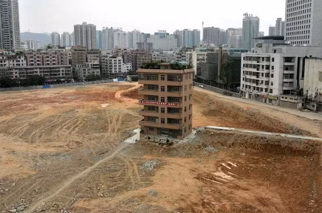 Ngôi nhà 6 tầng còn sót lại trên một công trường xây dựng trung tâm tài chính ở Thẩm Quyến hôm 17/4/2007. Chủ của căn nhà không chịu di dời do không chấp nhận mức bồi thường của chủ đầu tư dự án.