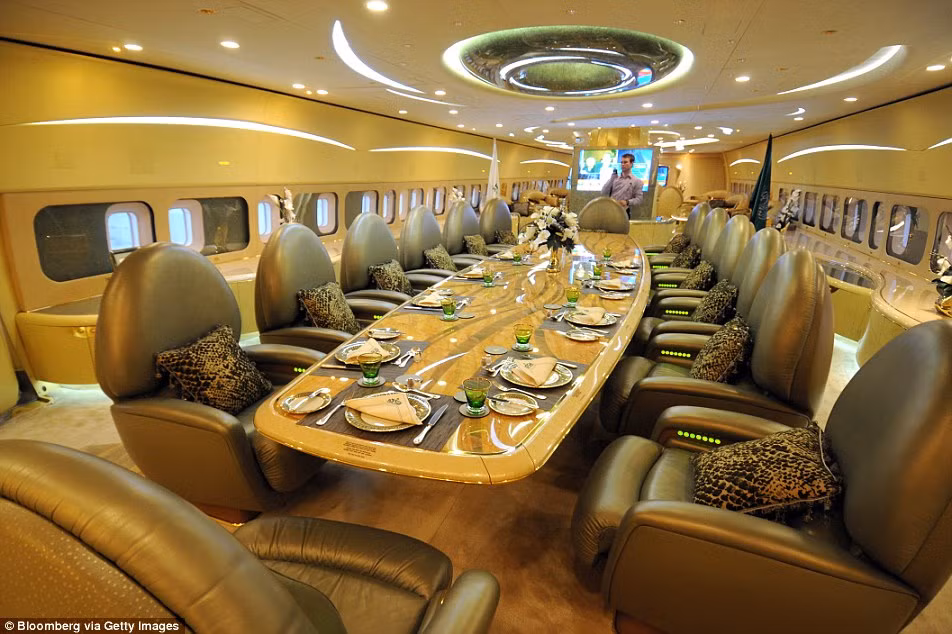 Airbus A380 của Hoàng tử này có thể chứa 800 hành khách bay liên tục 8.000 dặm mới phải tiếp nhiên liệu. Tất nhiên, Hoàng tử al-Saud không cần nhiều chỗ ngồi đến vậy.