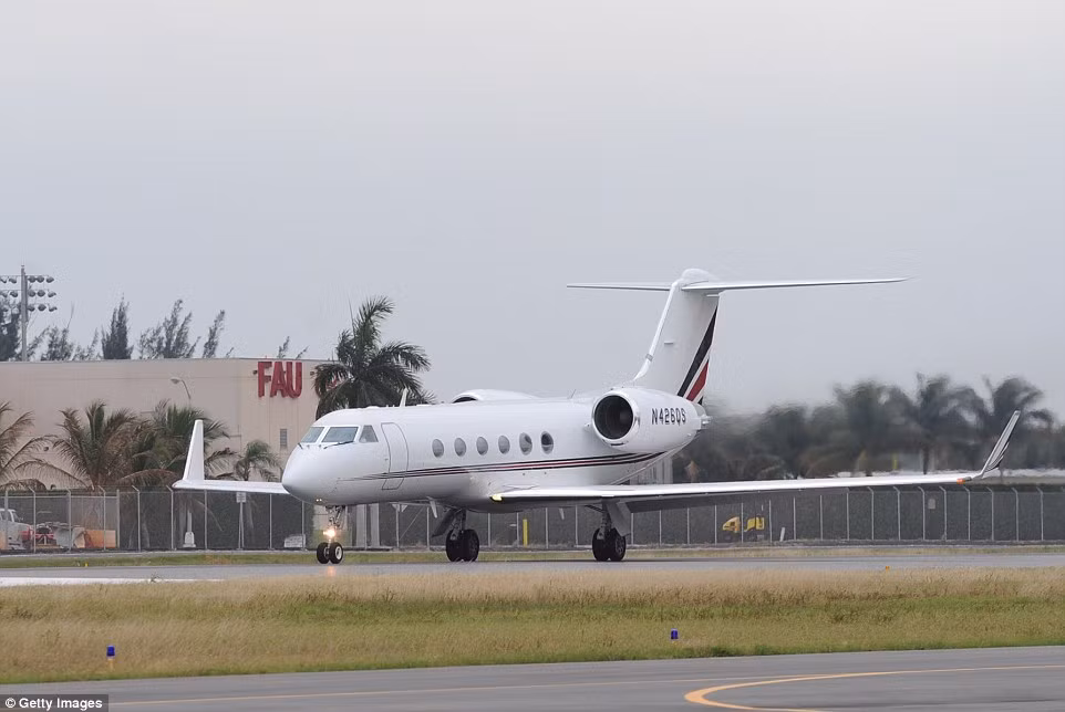 Tay vợt Tiger Woods đã chi 53,5 triệu USD mua chiếc Gulfstream G550. Ngoài thiết kế sang trọng, chuyên cơ này còn có thể di chuyển 12.000 km trong 12 giờ không ngừng nghỉ. Nó đủ sức chứa 18 người.