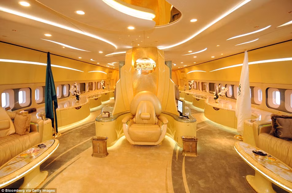 Chuyên cơ của Hoàng tử al-Saud được trang bị nội thất sang trọng với phòng tắm lát đá cẩm thạch trang trí theo phong cách Thổ Nhĩ Kỳ, một chỗ đỗ xe Rolls-Royce, một phòng cầu nguyện riêng... Đặc biệt, phòng khách trên chuyên cơ được thiết kế với chỗ ngồi như ngai vàng dành cho Hoàng tử al-Saud và bàn bằng đá cẩm thạch.