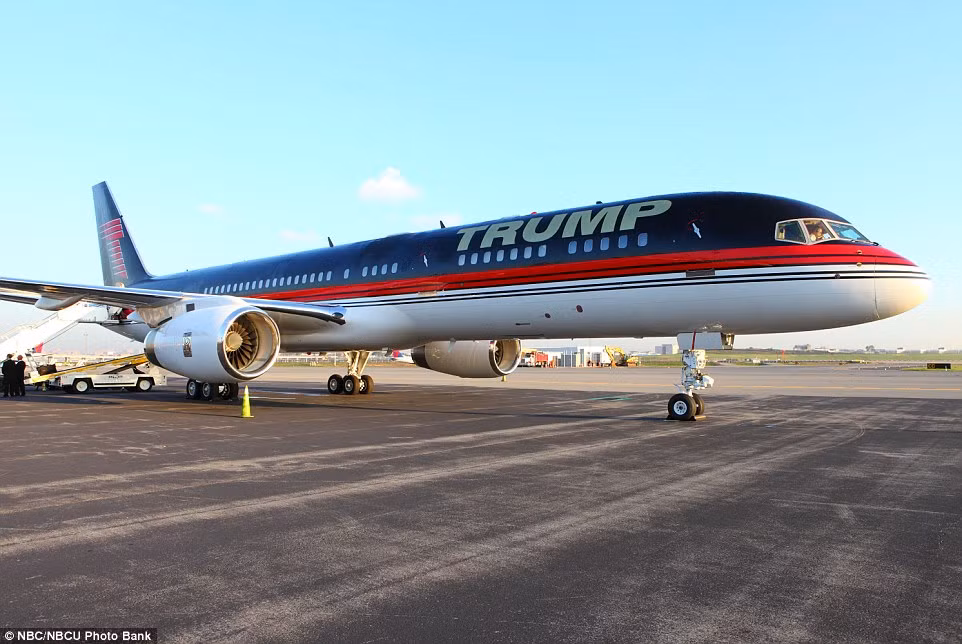 Tỷ phú Mỹ Donald Trump hiện sở hữu chiếc phi cơ riêng Boeing 757 có giá 95,8 triệu USD và có hai đường băng ngay tại tư gia ở Florida (Mỹ).