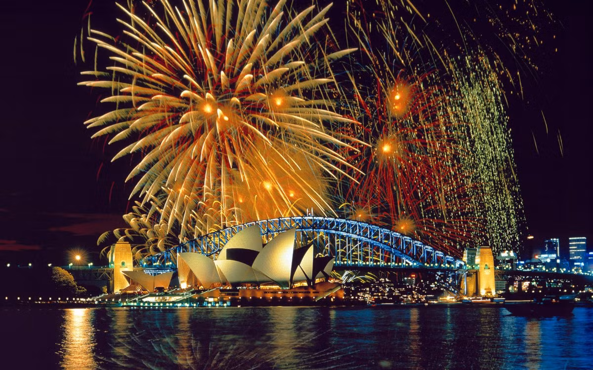 4. Australia: Giá vé máy bay tới quốc gia này thuộc top đắt nhất thế giới bởi nó đứng thứ 127 trong danh sách 141 nước có giá vé máy bay rẻ nhất trên thế giới. Trong khi đó, giá phòng khách sạn thì hợp lý hơn, rơi vào khoảng 162 USD/đêm. Dù vậy, chi phí trung bình về hàng hóa ở Australia vẫn đắt hơn 50% so với ở Mỹ.