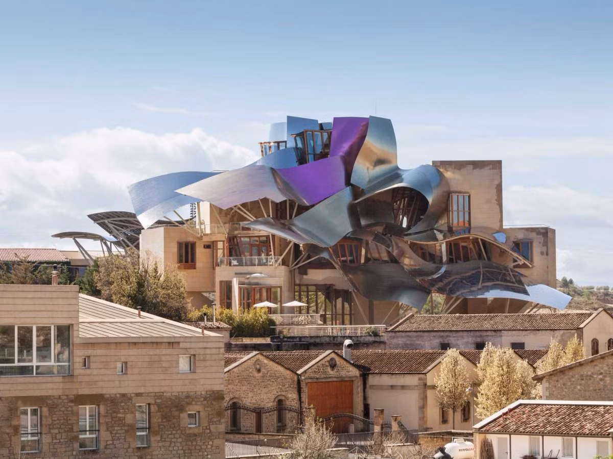 Năm 2006, Frank Gehry đã hoàn thành công trình khách sạn 5 sao Marqués de Riscal Winery ở Tây Ban Nha. Ngoài các phòng khách sạn hạng sang, công trình kỳ quặc này gồm có cả spa, bảo tàng, cửa hàng rượu.