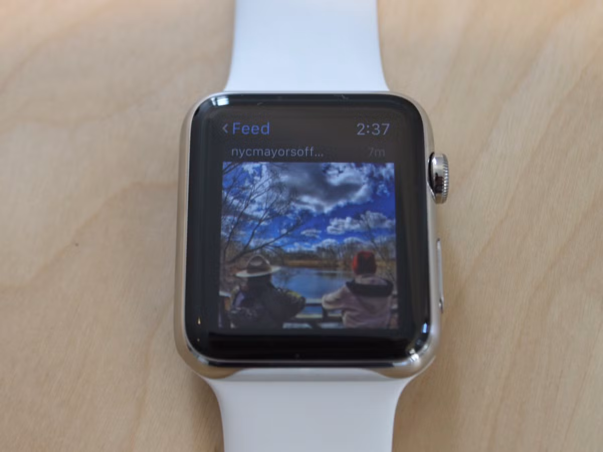 Cạnh đồng hồ dễ bị xước: Mặt trước của Apple Watch dường như rất bền nhưng nhiều người sử dụng cho biết cạnh bên của sản phẩm lại dễ bị xước. Trang Mashable cho rằng phần cạnh của Apple Watch có thân máy cấu thành từ thép không gỉ có thể dễ dàng bị xước.