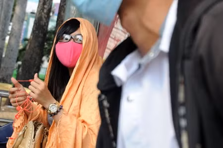Hà Anh (27 tuổi, nhân viên văn phòng) cho hay: "Tôi thường đi xe máy đến công ty, nhưng mấy hôm nay trời nắng quá phải bắt xe buýt đi cho thuận tiện. Dù vậy, nhưng vẫn phải trùm kín mới dám ra đường".