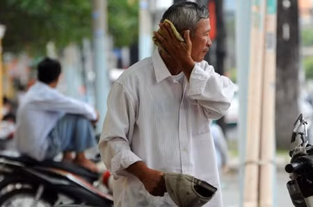 Theo Đài khí tượng thủy văn khu vực Nam bộ, trong những ngày qua nhiệt độ tại TP HCM xấp xỉ đạt 37 độ C, ở những nơi bê-tông hóa cao, nhiệt độ có thể đạt 40 độ C. Thời tiết nắng nóng khiến sinh hoạt của người dân TP HCM bị ảnh hưởng khá nhiều.