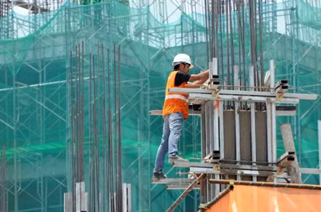 Một công nhân làm việc vào thời điểm 13h, khi trời nắng nóng nhất ở tuyến tàu điện ngầm Metro dọc đường Xa Lộ Hà Nội (quận 2).