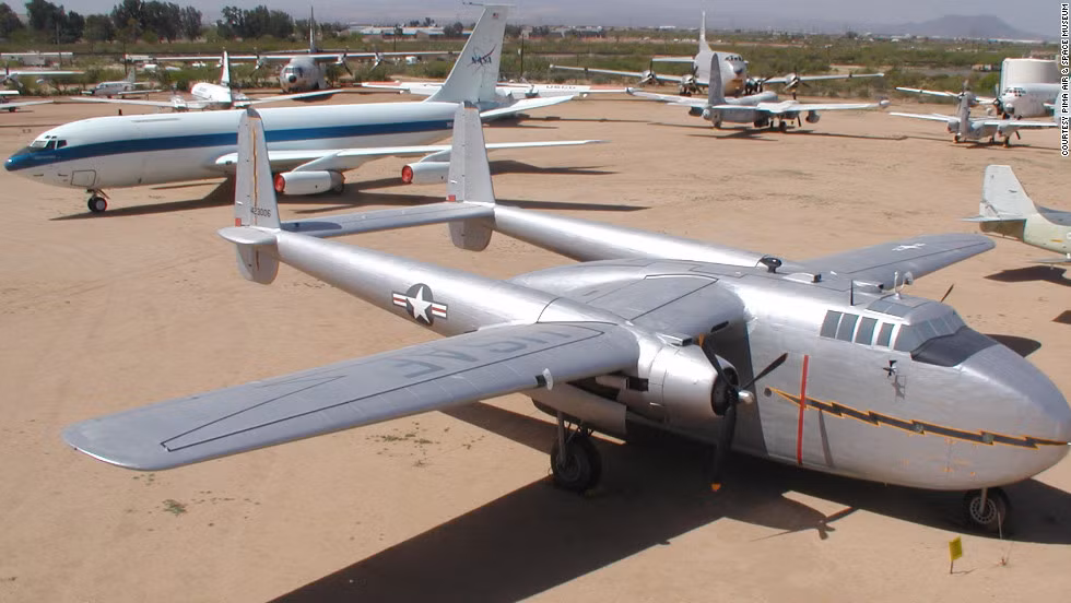 5. Fairchild C-82 Packet: Bảo tàng Pima Air &amp; Space ở Tuscon, Arizona (Mỹ) đang trưng bày một chiếc Fairchild C-82 gói, máy bay chở hàng hai động cơ được sử dụng một thời gian ngắn bởi Không quân Mỹ sau Thế chiến II. Chiếc C-82 có lẽ được nhiều người biết đến nhất là bởi nó từng xuất hiện trong bộ phim năm 1964 "The Flight of the Phoenix”.