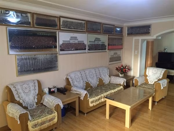 Phòng khách được lắp sàn gỗ. Vị giáo sư cho biết căn hộ ông đang ở rộng rãi và đẹp hơn so với nhà của nhiều đồng nghiệp và gia đình.