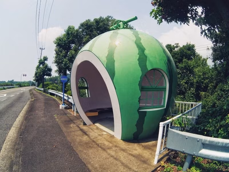 Ban đầu, thị trấn Konagai chỉ có 5 loại trạm xe buýt hình hoa quả gồm quả dưa hấu, dâu tây, cam, dưa gang và cà chua.