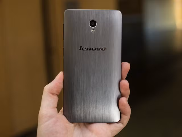 5. Lenovo S860: Đây là một chiếc smartphone được đánh giá rất cao về dung lượng pin lại được hỗ trợ thêm 2 sim 2 sóng. Máy được trang bị camera sau 8 MP, dung lượng Ram 2GB và dung lượng Pin cực lớn 4000 mAh. Đây có thể nói là chiếc smartphone 2 sim “khủng” nhất hiện nay. Giá tham khảo: 6,5 triệu đồng.
