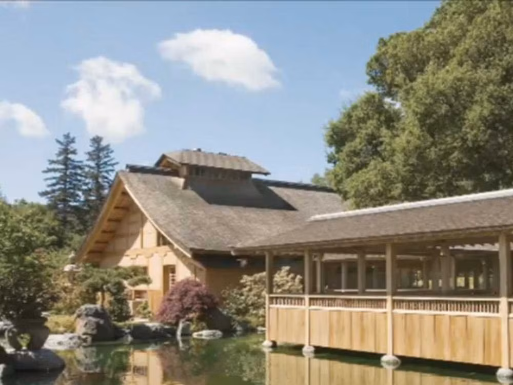 Ngôi nhà của tỷ phú Ellison ở Woodside, California (Mỹ) được xây dựng theo mô hình cung điện Nhật Bản từ hồi thế kỷ 16. Khu nhà này mất 9 năm để thiết kế và xây dựng, hoàn thành năm 2004 và có giá trị khoảng 70 triệu USD.
