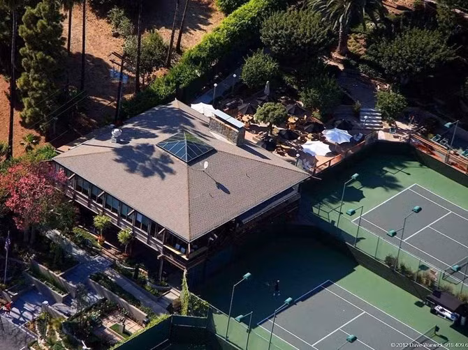 Cũng trong năm 2007, ông đã mua câu lạc bộ Malibu Racquet Club với giá 6,9 triệu USD và chi một khoản tiền lớn để cải tạo cơ sở này.