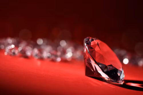 2. Kim cương đỏ, giá từ 1-2,5 triệu USD/carat: Kim cương đỏ là loại kim cương hiếm nhất trong số những kim cương màu. Viên kim cương đỏ lớn nhất thế giới nặng chỉ 5,11 carat (khoảng 1gr) và trên thế giới chỉ có khoảng 20-30 viên kim cương đỏ được chứng nhận còn tồn tại.