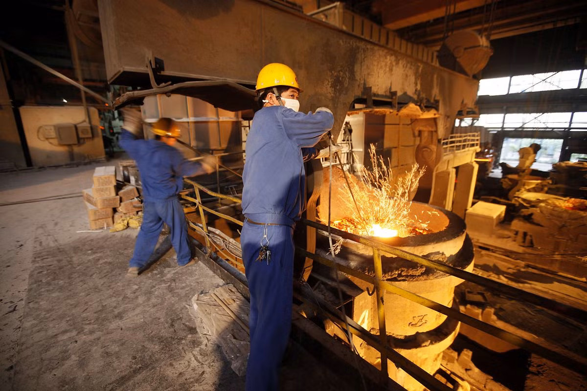 Khoảng 1/3 thu nhập của dân làng đến từ các ngành công nghiệp sắt và thép. Huaxi nhập khẩu nguyên liệu từ Ấn Độ và Brazil và sau đó xuất khẩu sản phẩm tới hơn 40 quốc gia.