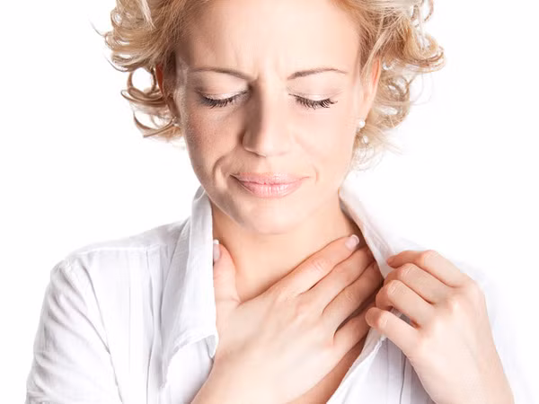 Chứng ợ nóng khiến bạn đau ngực, nóng trong, cảm thấy khó chịu. Một trong những biện pháp đẩy lùi chứng ợ nóng là nên cắt giảm các loại thực phẩm và đồ uống có tính axit như: cà phê, cô ca, kem, nước canh, sô cô la, bột mì...
