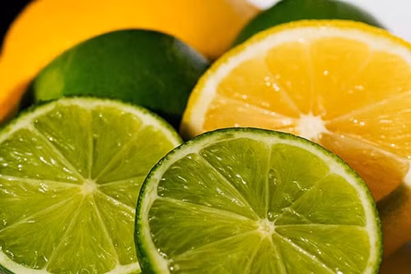 Những người uống trực tiếp nước cốt chanh cũng rất nguy hiểm, nó gây ảnh hưởng trực tiếp đến dạ dày vì tính axit trong chanh khá mạnh. Chính vì thể để an toàn nên pha loãng nước cốt chanh với nước lọc với tỷ lệ 1 quả chanh với 1 lít nước và tốt nhất khi uống sau bữa ăn 30 phút. Đặc biệt là mỗi ngày chỉ nên uống tối đa 2 lít nước pha chanh. 
