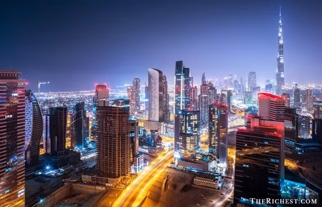 1. Nền kinh tế và chính trị ổn định: Chính phủ Dubai luôn quan tâm tới việc ổn định kinh tế cũng như chính trị. Các chính sách về giáo dục, sức khỏe, xây dựng... luôn được thành phố quan tâm, với mục đích đạt được sự ổn định và tạo môi trường kinh doanh tốt nhất để thu hút đầu tư.