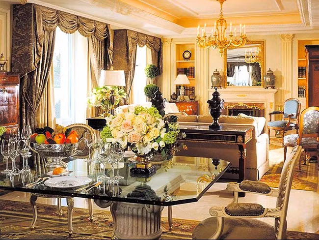 Các phòng Hoàng gia (Royal Suite) của khách sạn còn được trang bị thang máy riêng và cửa sổ chống đạn để đảm bảo sự riêng tư và an ninh cho vị vua Ả rập.