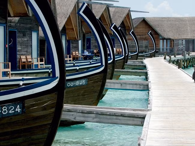 Khách sạn Cocoa Island, Maldives. Nằm trên một hòn đảo nghỉ dưỡng, Cocoa Island gồm có 33 khu căn hộ nổi trên mặt nước trong xanh, mang đến cho du khách những dịch vụ nghỉ dưỡng cao cấp như spa, yoga...