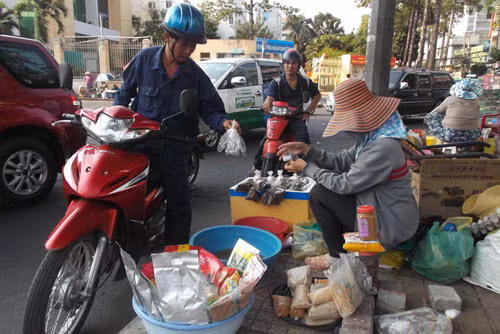 Chợ côn trùng giữa lòng Sài Gòn: Nằm bên hông Thuận Kiều Plaza (quận 5, TP HCM), từ mờ sáng, xung quanh “chợ côn trùng” đã rộn rã tiếng kẻ mua người bán.