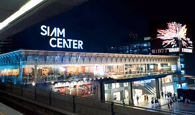 Các trung tâm mua sắm nhỏ lẻ khác gần hiện trường vụ nổ như Siam Centre và Siam Paragon thông báo hôm nay vẫn hoạt động bình thường, còn lối đi trên không giữa ga tàu BTS Chidlom và Siam sẽ đóng cửa.
