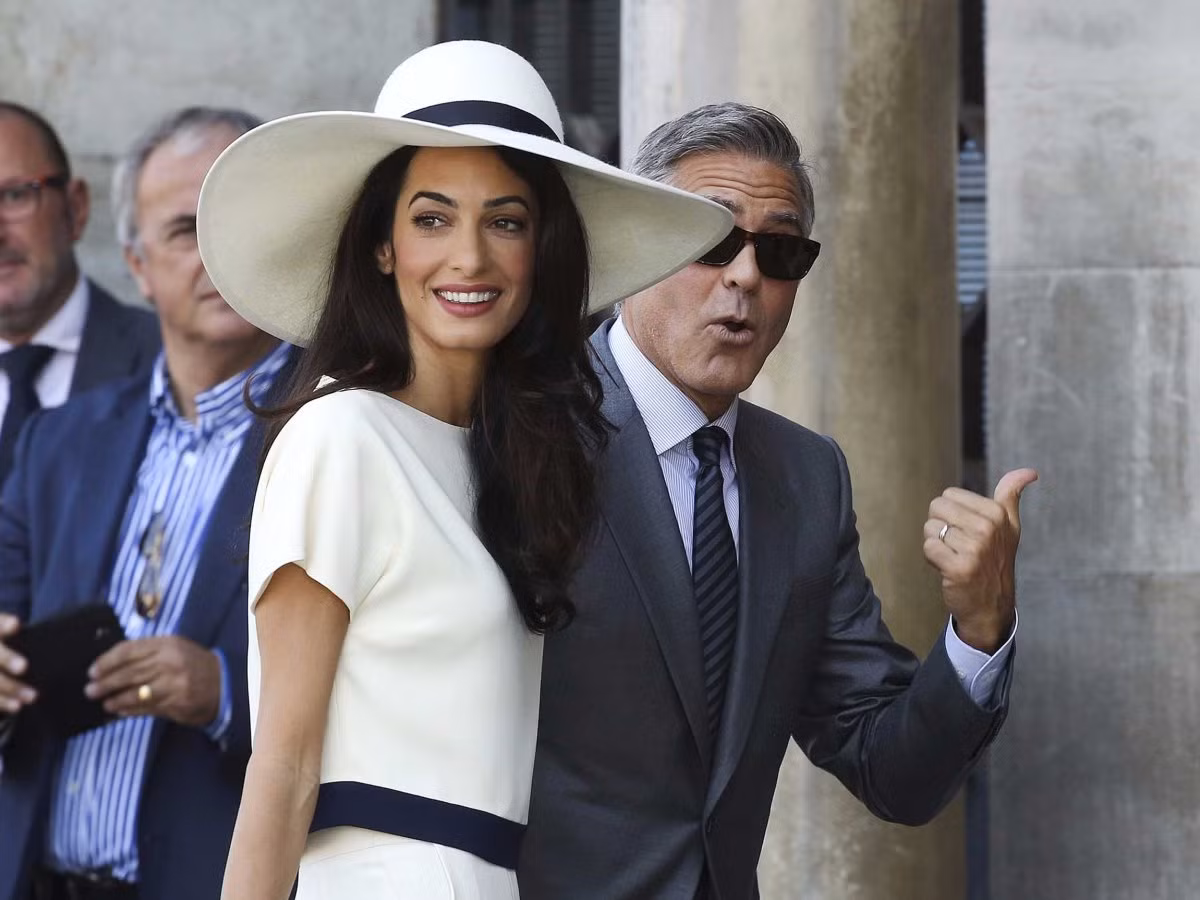 Amal Alamuddin – vợ Tài tử Hollywood George Clooney: Amal Alamuddin là người Anh gốc Lebanon, từng tốt nghiệp ngành luật quốc tế tại NYU. Cô là một chuyên gia luật quốc tế, một nhà hoạt động nhân quyền nổi tiếng. Amal Alamuddin còn được coi là biểu tượng của sự gợi cảm khi cô từng được bình chọn là nữ luật sư hot nhất London hồi năm 2013.