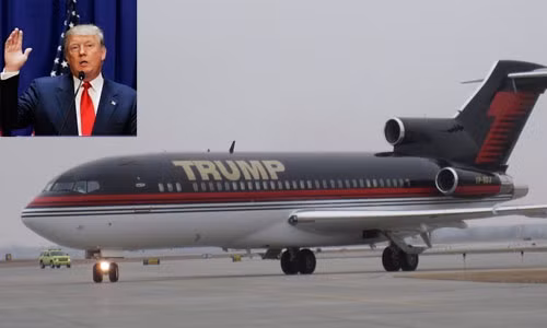  Tỷ phú Donald Trump sở hữu khối tài sản khổng lồ gồm hàng loạt siêu xe, biệt thự nguy nga và cả máy bay riêng có nội thất dát vàng. Mỗi khi mệt mỏi, tỷ phú 69 tuổi này thường dùng chiếc Boeing 757 trị giá 100 triệu USD của mình bay đến những biệt thự nghỉ dưỡng của mình.