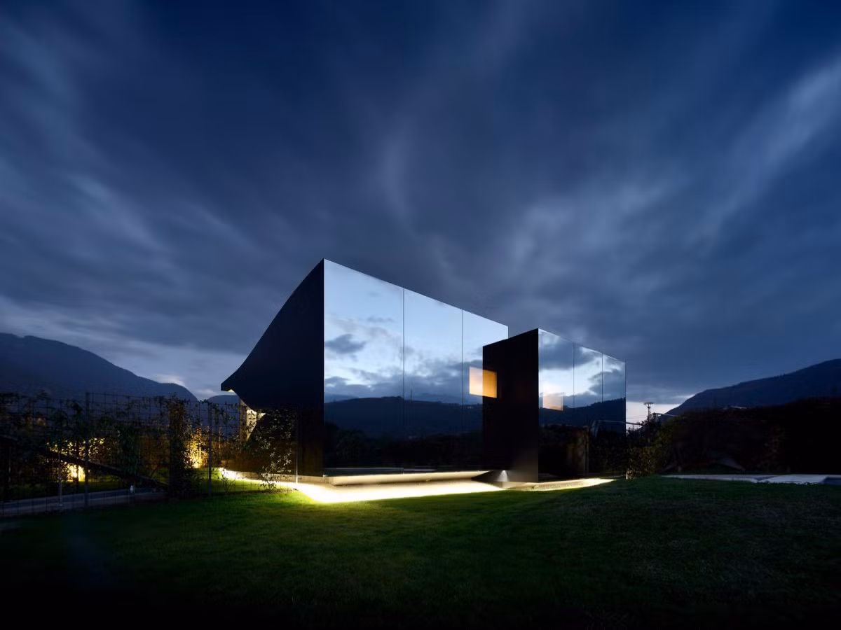 Nằm giữa vườn táo xanh tươi của South Tyrol Dolomites gần Bolzano, miền Bắc Italy, ngôi nhà nghỉ dưỡng bằng gương phản chiếu vẻ xanh mát của thiên nhiên và là điểm đến tuyệt vời khi bạn muốn thưởng thức cảnh đồng quê xinh đẹp.