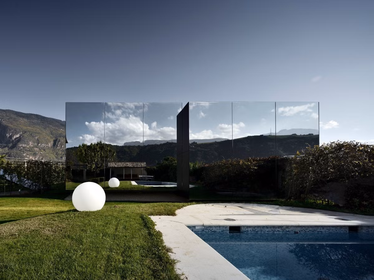 Đây là dự án gồm 2 ngôi nhà nghỉ mát bằng gương sang trọng do công ty kiến trúc Peter Pichler Architecture thiết kế. Ngôi nhà gương phản chiếu vẻ xanh mát của thiên nhiên tạo nên một bức tranh phong cảnh tuyệt đẹp.