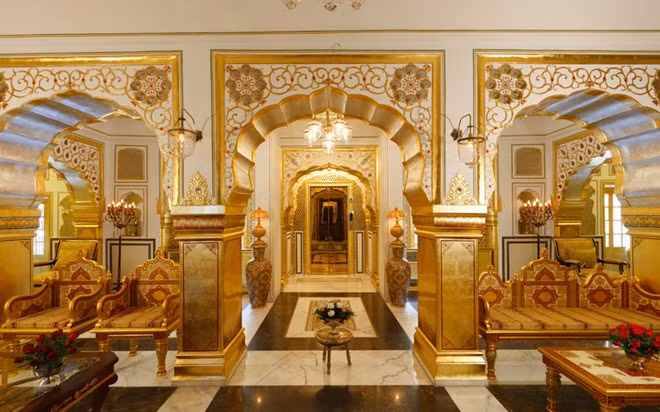 Khu phòng 4 tầng Shahi Mahal có lối đi riêng qua vườn Charbagh được trang trí bằng các lá vàng và ngà voi. Ngoài ra, nơi này còn có một phòng chiếu phim, thư viện, vườn trên mái và bể xoáy.