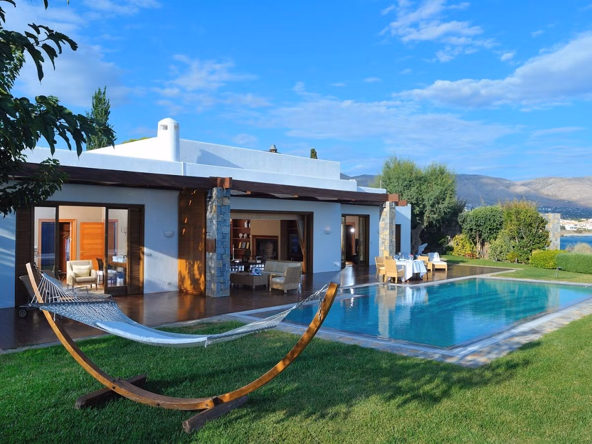 The Royal Villa (Biệt thự hoàng gia), Grand Resort Lagonissi, ở Athens, Hy Lạp, giá 47.000 USD/đêm: Khu biệt thự hoàng gia thuộc khu nghỉ dưỡng Grand Lagonissi là sự kết hợp hoàn hảo giữa nét quyến rũ của vùng Địa Trung Hải cùng vẻ cổ kính của Hy Lạp.