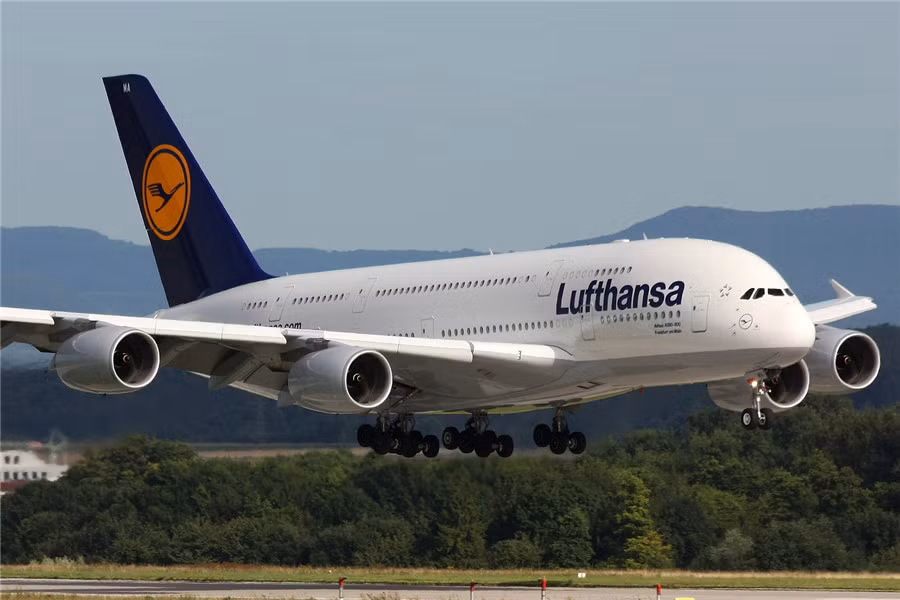 4. Lufthansa, giá trị thương hiệu: 4,09 tỷ USD. Đây là hãng hàng không lớn nhất nước Đức và lớn thứ hai châu Âu sau hãng Air France-KLM. Lufthansa là thành viên sáng lập của Liên minh Star Alliance, liên minh hàng không lớn nhất thế giới, vốn được thành lập vào năm 1997. Hãng Lufthansa hoạt động với hơn 400 máy bay và hơn 100.000 nhân viên trên khắp thế giới.