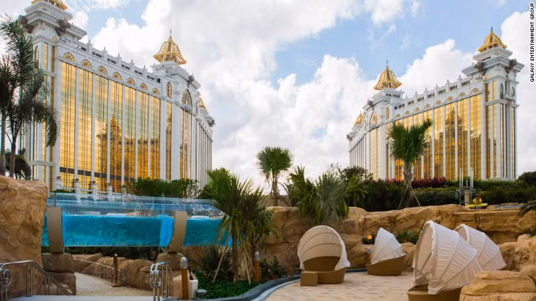 Mở cửa vào ngày 27/5, khu nghỉ dưỡng Galaxy Macau Phase II sở hữu một khu bể bơi trên nóc dài nhất thế giới.