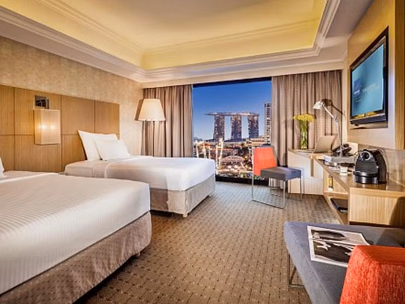 Khách sạn Novotel Clarke Quay có tổng cộng 403 phòng, mỗi phòng đều được trang bị các công nghệ mới, hiện đại như TV màn hình phẳng, đầu đĩa DVD và minibar. Hầu hết các phòng có ban công riêng. Khách sạn chỉ cách Khu Thương mại Trung Tâm của Singapore và các trung tâm mua sắm nổi tiếng trên Đường Orchard 5 phút lái xe.