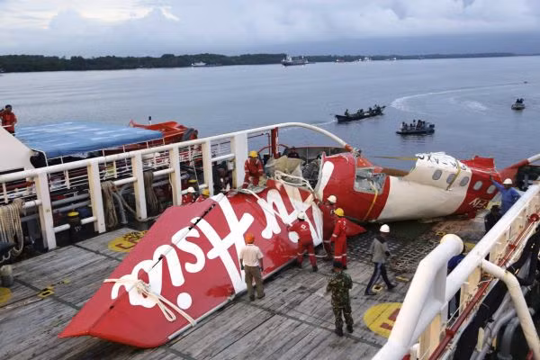 Ngày 28/12/2014, chuyến bay số hiệu QZ8501 của hãng hàng không AirAsia đã rơi xuống biển Java khi đang trên đường bay Surabaya, Indonesia tới Singapore trong điều kiện thời tiết xấu. Tai nạn hàng không nghiêm trọng này đã khiến toàn bộ 162 người trên chuyến bay thiệt mạng. Ảnh: Mảnh vỡ phần đuôi máy bay QZ8501 được trục vớt.